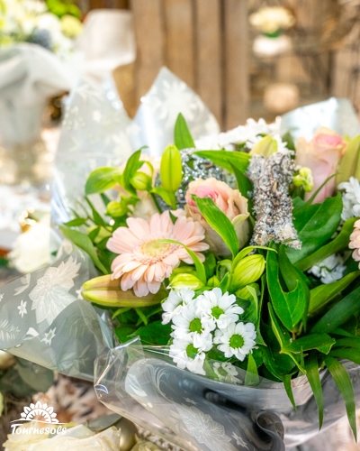 Bouquet floral festif avec des fleurs roses et blanches.